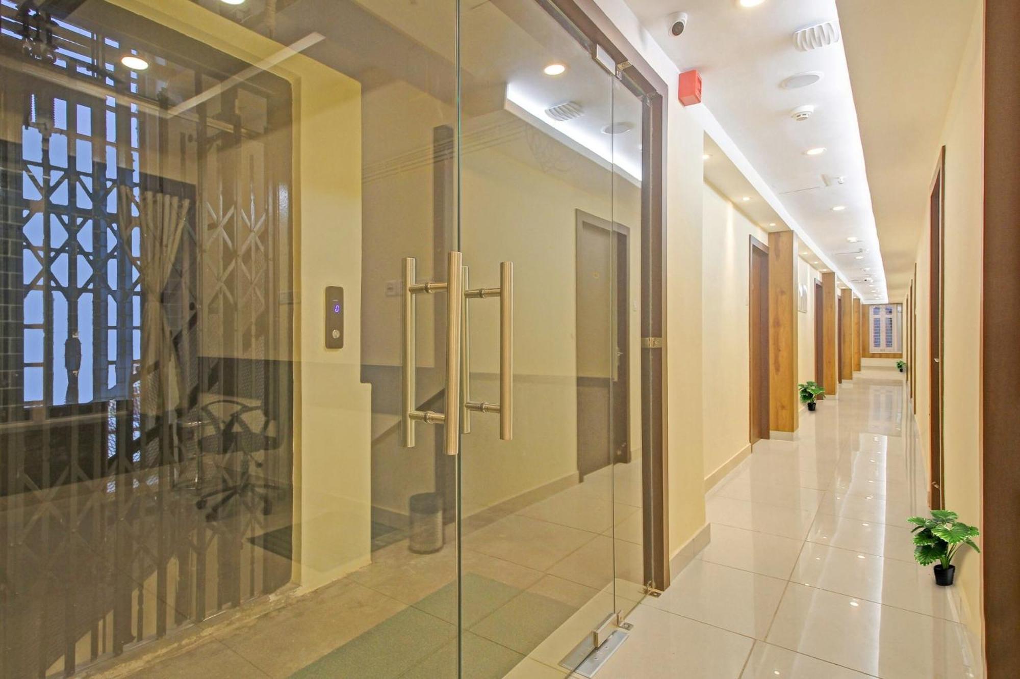 Super Townhouse Centre Point Inn Near Esplanade Metro Station コルカタ エクステリア 写真